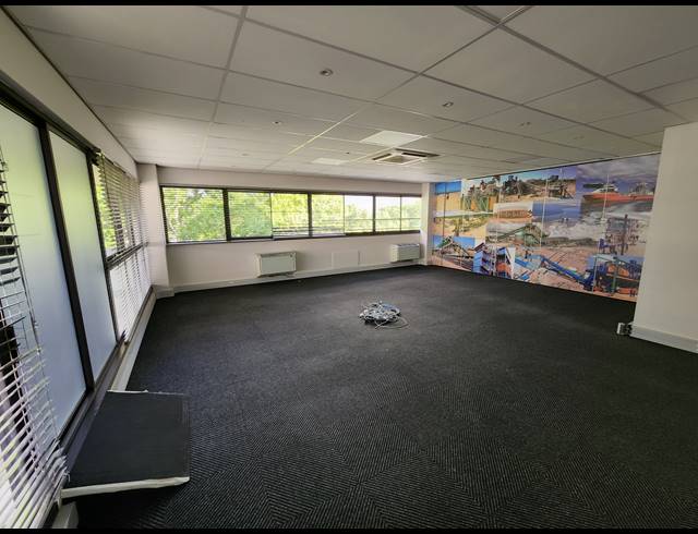 924M² OFFICE TO LET IN PINELANDS